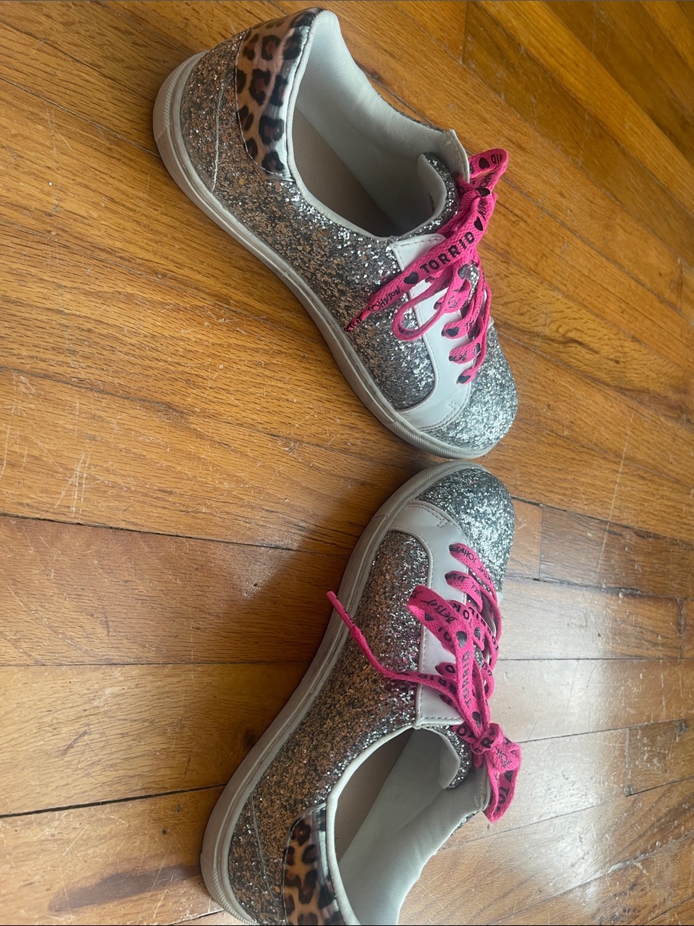 Torrid - Betsy Johnson - Silver Glitter Star Sneakers with Pink Laces - Picture 4 of 6